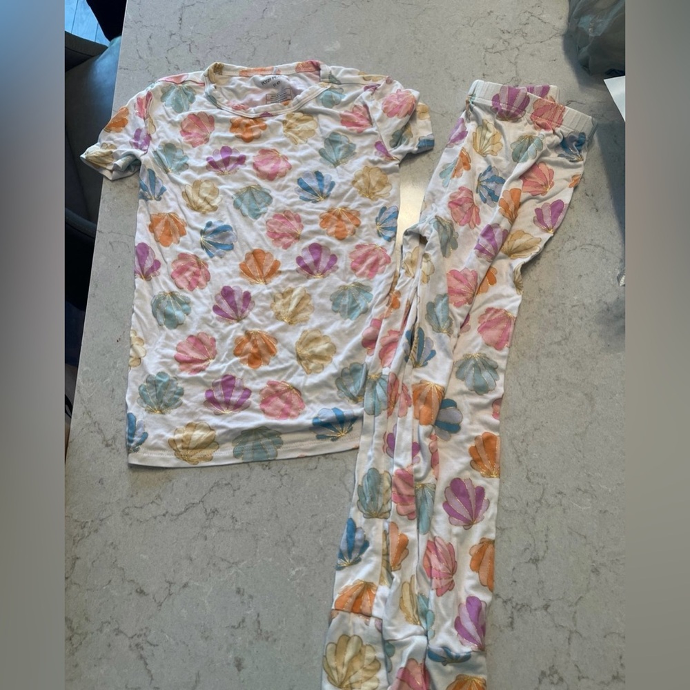Posh Peanut Clamilla 5/6 2 piece pjs EUC